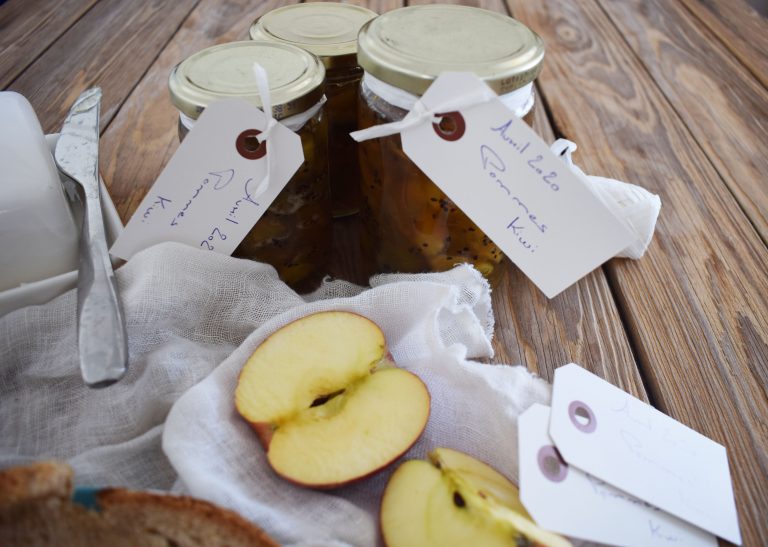Confiture kiwi pommes pour un petit déjeuner savoureux